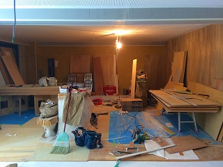 スタジオの壁の施工