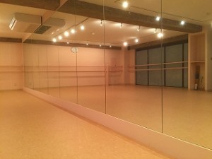 ダンススタジオの鏡の施工