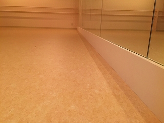 ダンススタジオの鏡の施工
